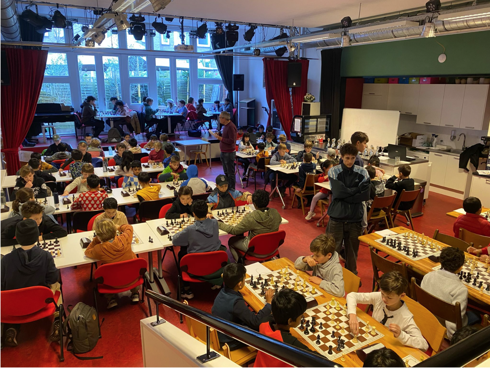 Kinderen die schaken bij Schaakschool Indische Buurt